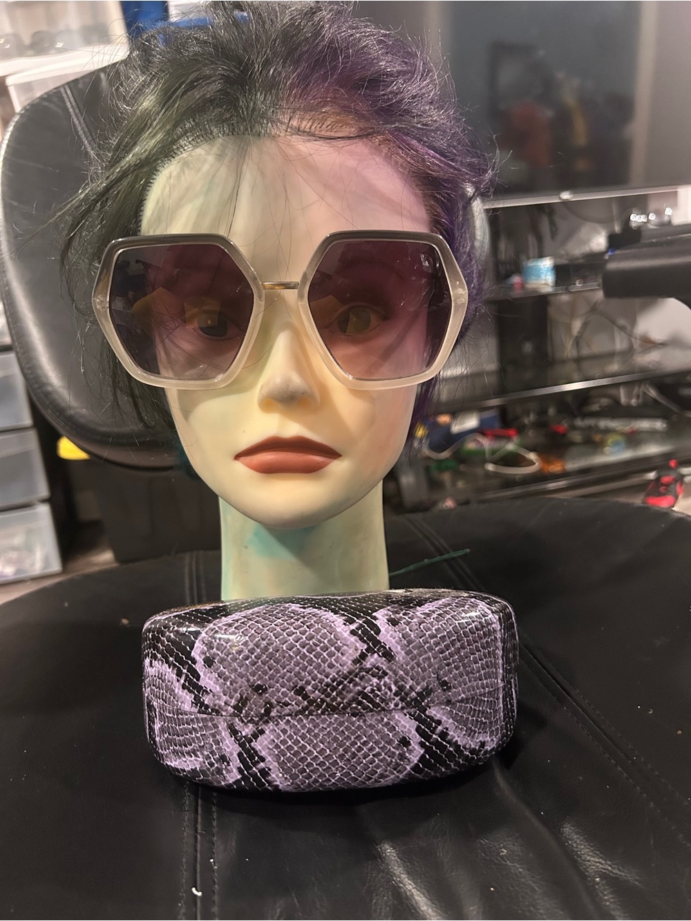 Laundry by design Women’s Hexagon Frame Sunglasses in Gray with hard case